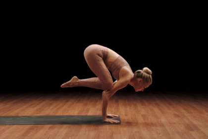 how-to-do-crow-pose-in-yoga-(kakasana)